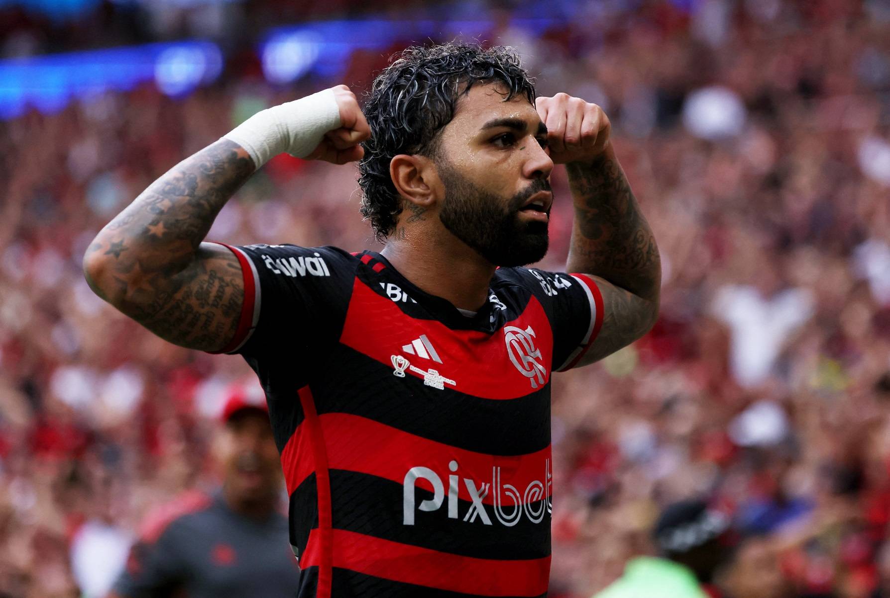 Gabriel Barbosa, do Flamengo, comemora ao marcar o terceiro gol do rubro-negro contra o Atlético-MG no primeiro jogo das finais da Copa do Brasil. REUTERS/Sergio Moraes.