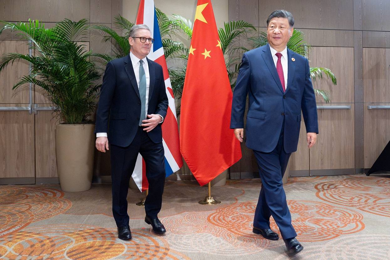 Primeiro-ministro Sir Keir Starmer durante uma reunião bilateral com o presidente Xi Jinping da China, no Hotel Sheraton, enquanto participa da cúpula do G20 no Rio de Janeiro, Brasil. Data da imagem: segunda-feira, 18 de novembro de 2024. Stefan Rousseau/Pool via REUTERS