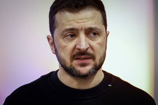 O presidente da Ucrânia, Volodymyr Zelenskiy, participa de uma coletiva de imprensa conjunta com a primeira-ministra da Dinamarca, Mette Frederiksen (não retratada), no milésimo dia da invasão em grande escala da Rússia à Ucrânia, em Kyiv, em 19 de novembro de 2024. REUTERS/Alina Smutko