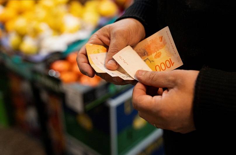 Comerciante conta notas de pesos argentinos em mercado local de Buenos Aires- 
11/05/2024 (Foto: REUTERS/Irina Dambrauskas)
