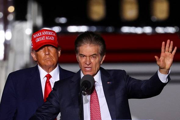 O ex-presidente dos EUA, Donald Trump, observa enquanto o candidato republicano ao Senado pela Pensilvânia, Dr. Mehmet Oz, fala em um comício pré-eleitoral para apoiar candidatos republicanos em Latrobe, Pensilvânia, EUA, em 5 de novembro de 2022. REUTERS/Mike Segar/Foto de Arquivo.