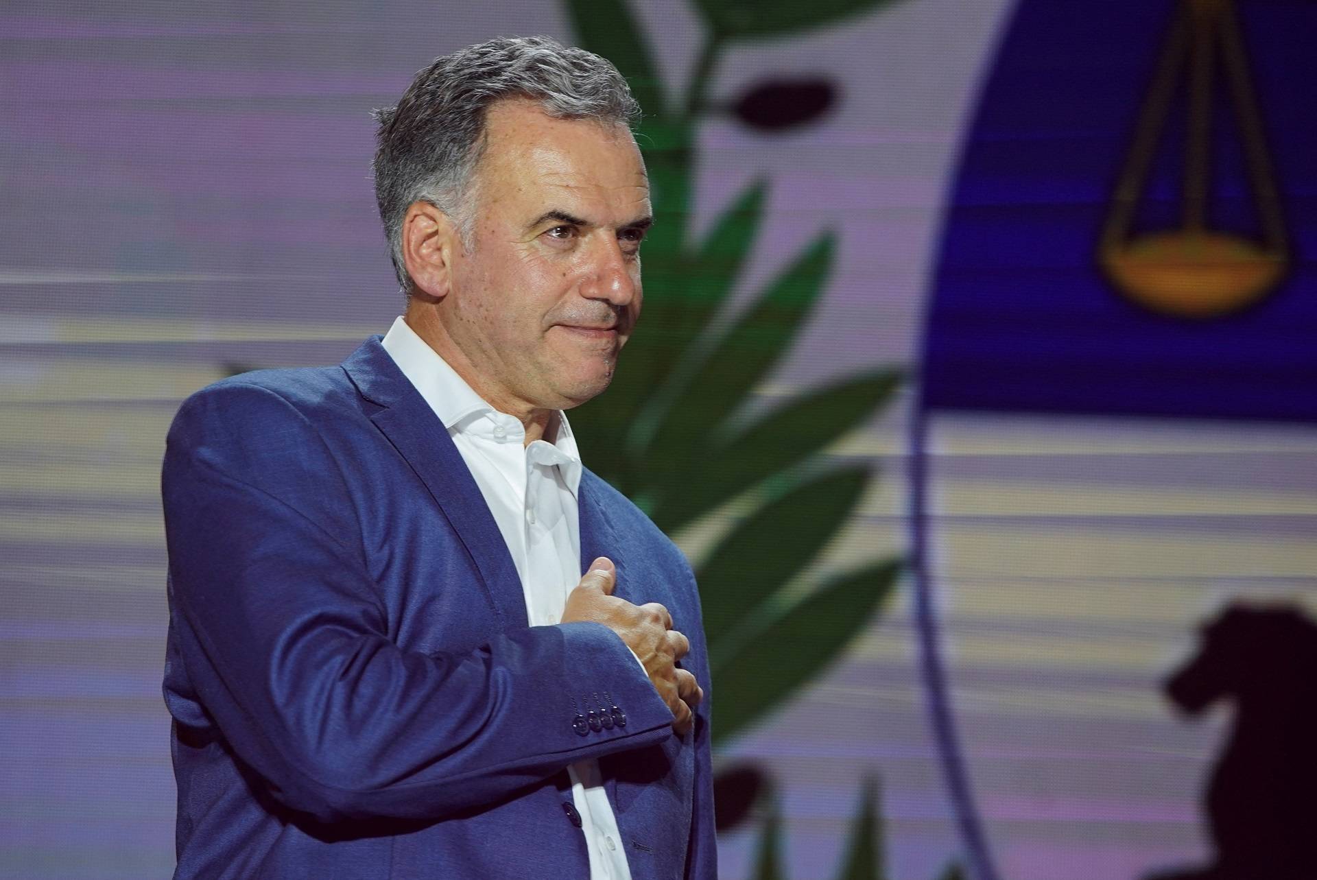 Candidato presidencial, Yamandu Orsi gesticula no palco após os primeiros resultados do segundo turno da eleição presidencial entre Orsi e o candidato da coalizão conservadora governista Álvaro Delgado, em Montevidéu, Uruguai, 24 de novembro de 2024. REUTERS/Mariana Greif