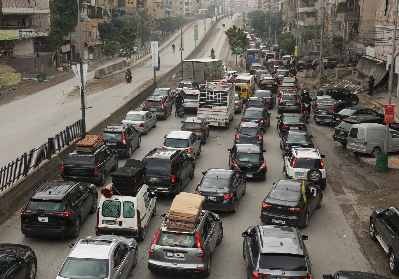 Carros trafegam no trânsito nos subúrbios sul de Beirute, após um cessar-fogo entre Israel e o grupo Hezbollah, apoiado pelo Irã, que entrou em vigor às 02h00 GMT de quarta-feira, depois que o presidente dos EUA, Joe Biden, afirmou que ambos os lados aceitaram um acordo mediado pelos Estados Unidos e França, no Líbano, 27 de novembro de 2024. REUTERS/Mohamed Azakir

