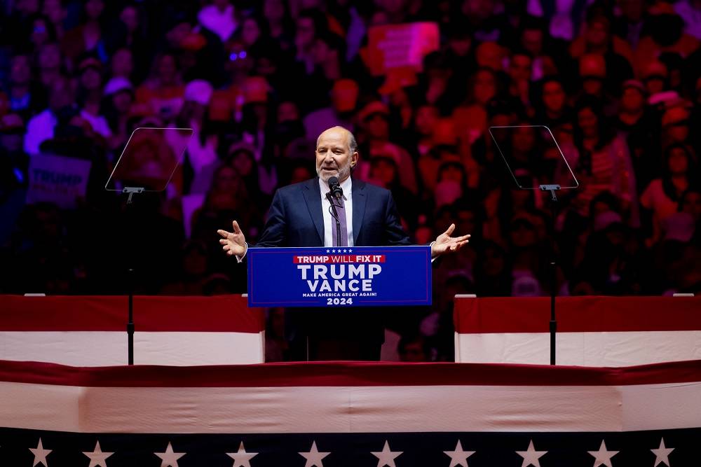 Howard Lutnick fala durante um evento de campanha de Trump no Madison Square Garden em Nova York no dia 27 de outubro ( Adam Gray/Bloomberg)