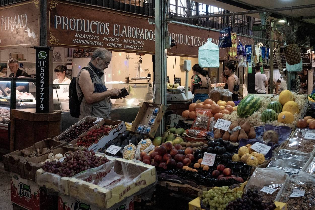 Uma compradora compra vegetais no Mercado de San Telmo, em Buenos Aires, Argentina, na quarta-feira, 10 de janeiro de 2024 (Bloomberg)