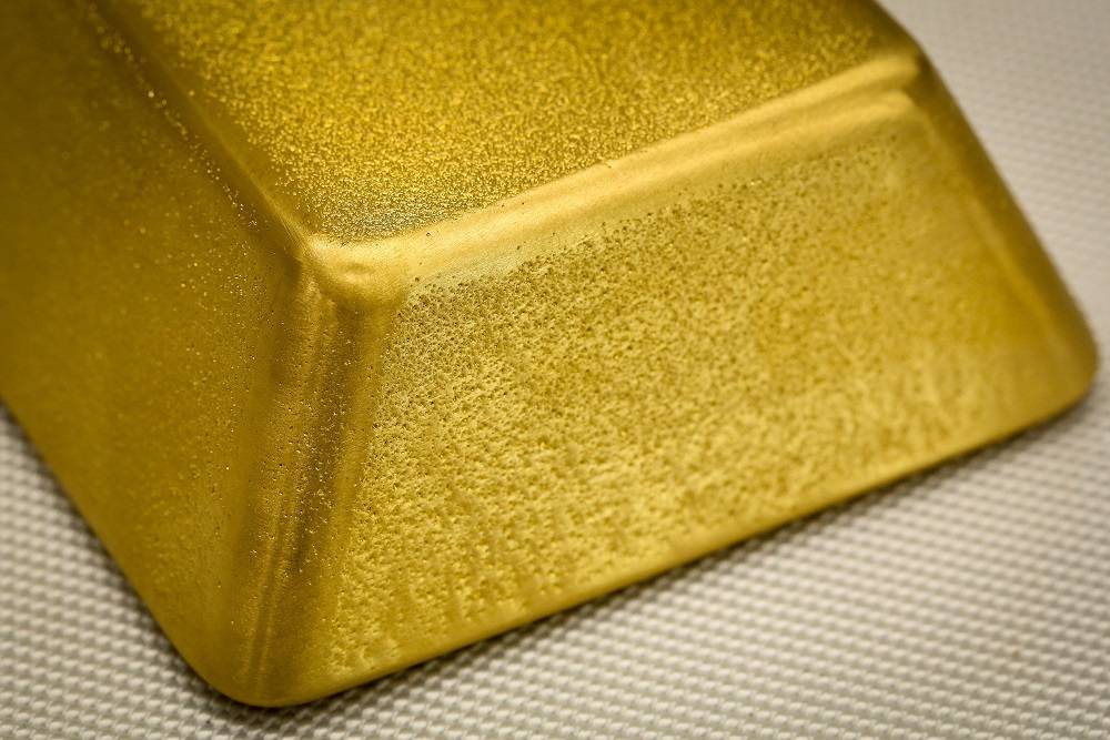 Um lingote de ouro de 12,5 quilos está na Refinaria de Cobre Uralelectromed, operada pela Ural Mining and Metallurgical Co. (UMMC), em Verkhnyaya Pyshma, Rússia, na quinta-feira, 30 de julho de 2020 (Andrey Rudakov/Bloomberg)