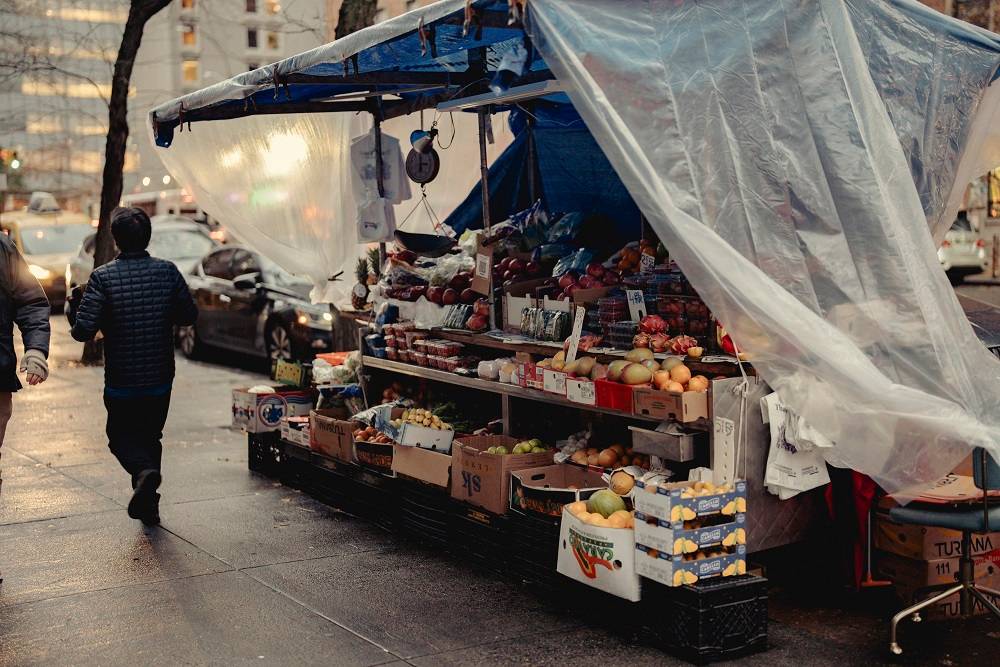 Um ponto de venda de frutas em frente à Sotheby’s em Manhattan, onde uma banana que se tornou parte de uma obra de arte de US$ 6,2 milhões foi vendida, em 22 de novembro de 2024 (Amir Hamja/The New York Times)