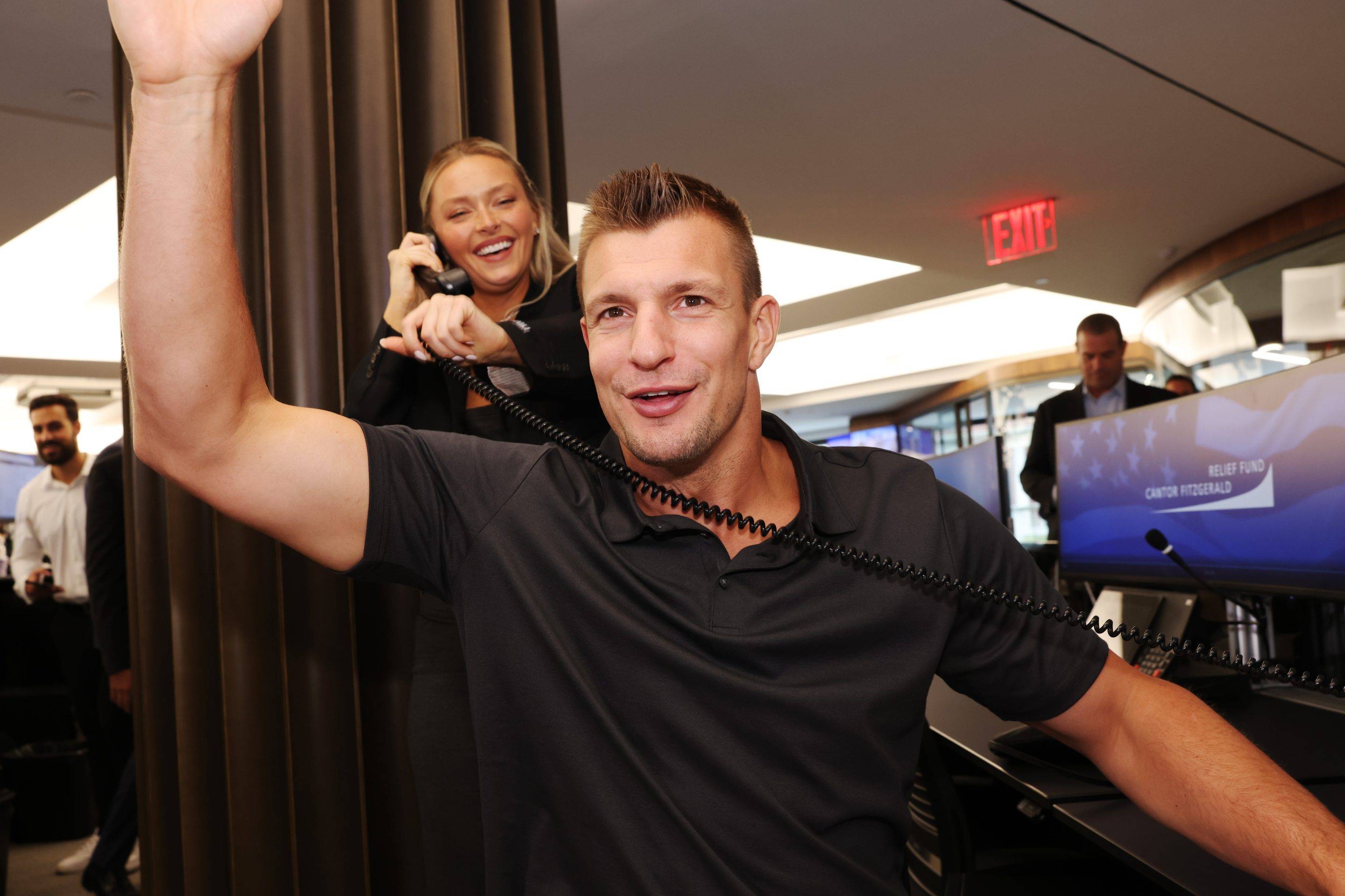 Rob Gronkowski e sua companheira Camille Kostek participam do Dia Anual de Caridade organizado pelo BGC Group e pelo The Cantor Fitzgerald Relief Fund em 11 de setembro de 2023, na cidade de Nova York. | Mike McGregor/Getty Images para o The Cantor Fitzgerald Relief Fund