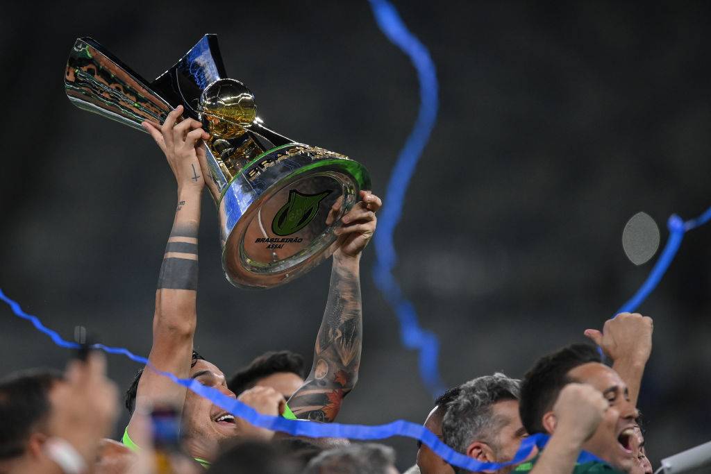 Jogadores do Palmeiras comemoram com o troféu do Campeonato Brasileiro após vencerem a partida contra o Cruzeiro - 06/12/2023 (Foto: João Guilherme Arenazio/Getty Images)