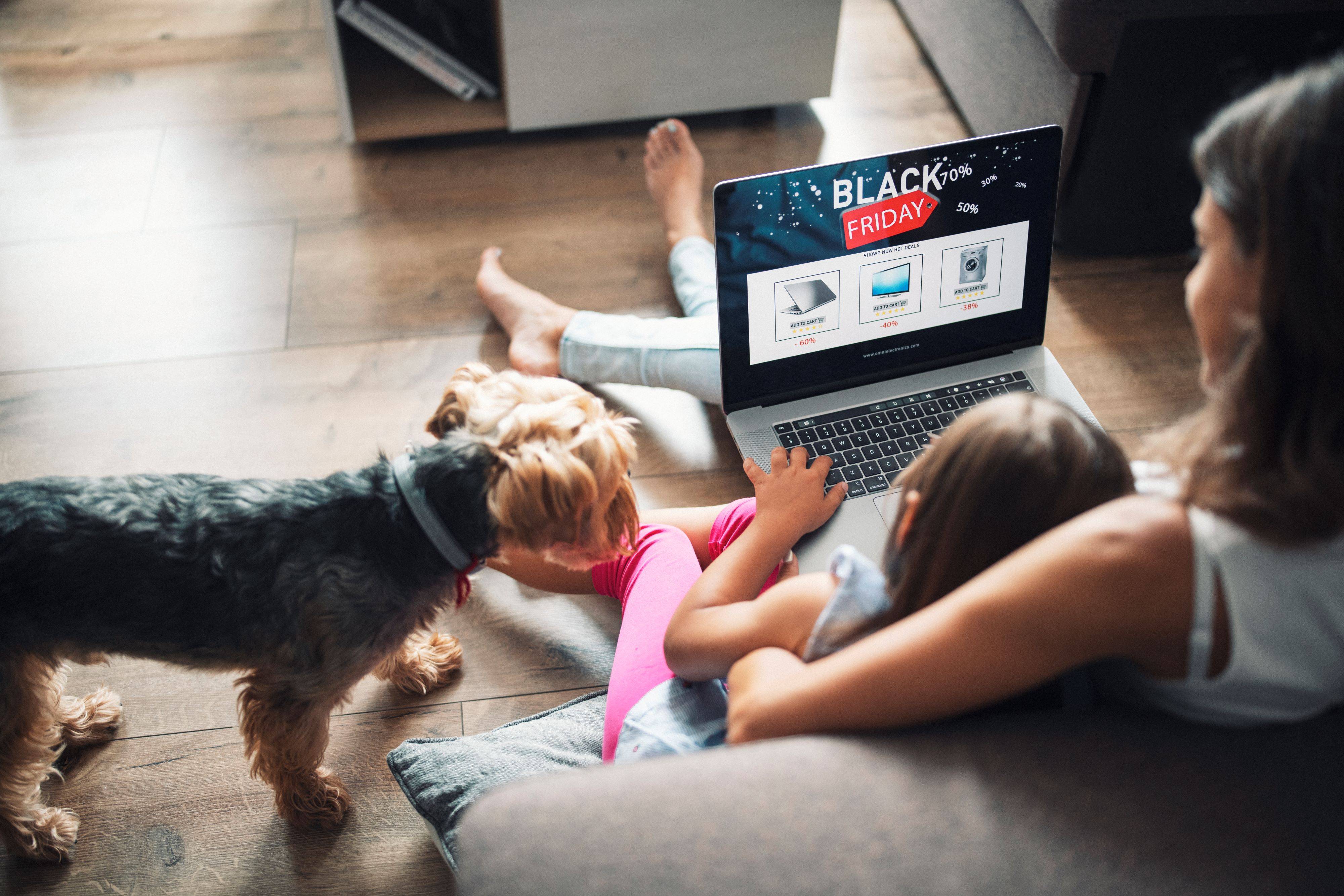 Mãe e filha compram online (Foto: Getty Images)