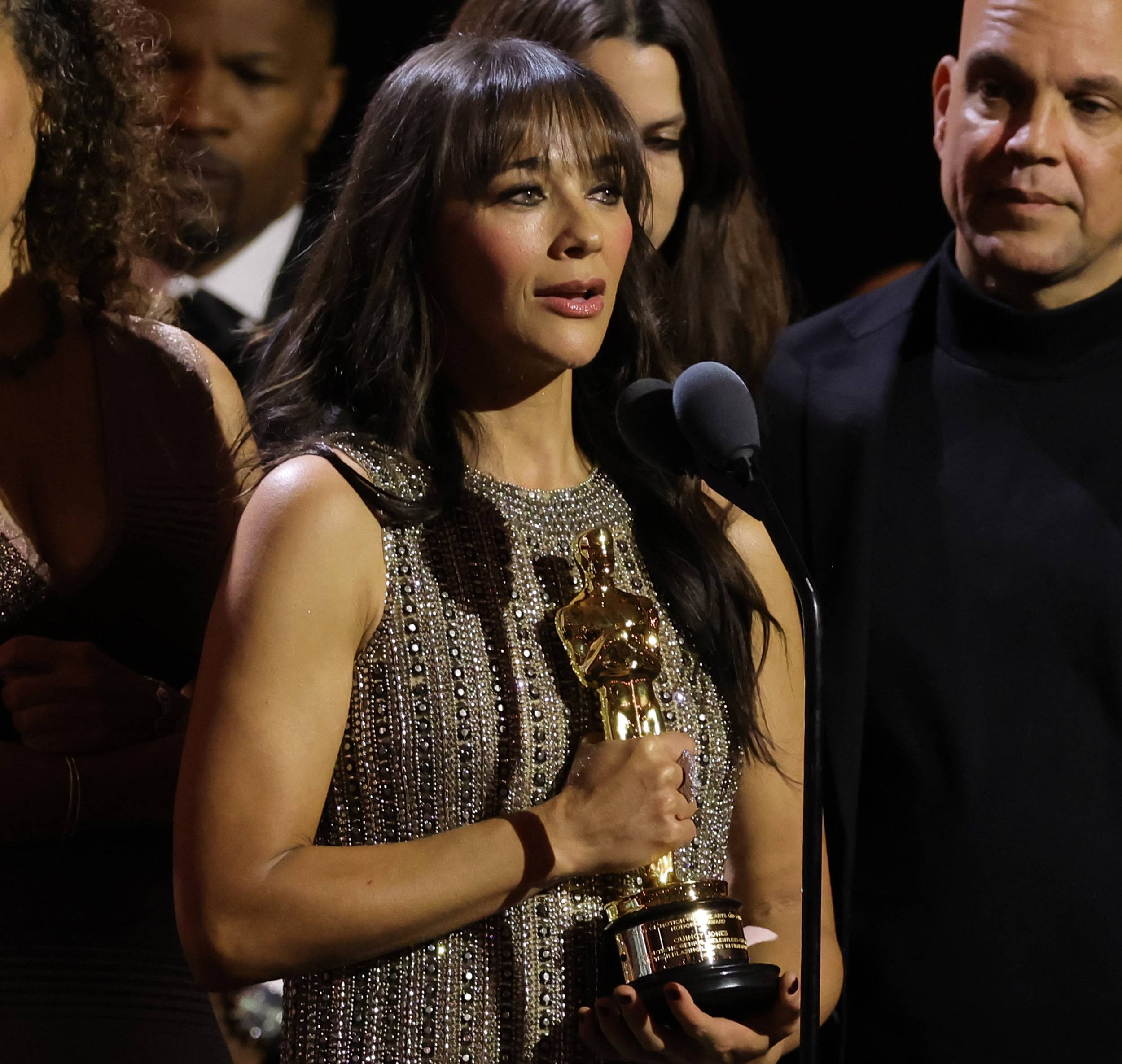 A atriz Rashida Jones recebe prêmio em homenagem ao pai dela, Quincy Jones. Foto: Kevin Winter/Getty Images