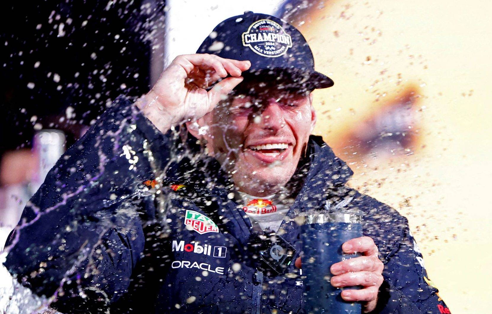 Max Verstappen, da Red Bull, comemora a vitória no campeonato de Fórmula 1, após corrida em Las Vegas. Foto: Evelyn Hockstein/Reuters