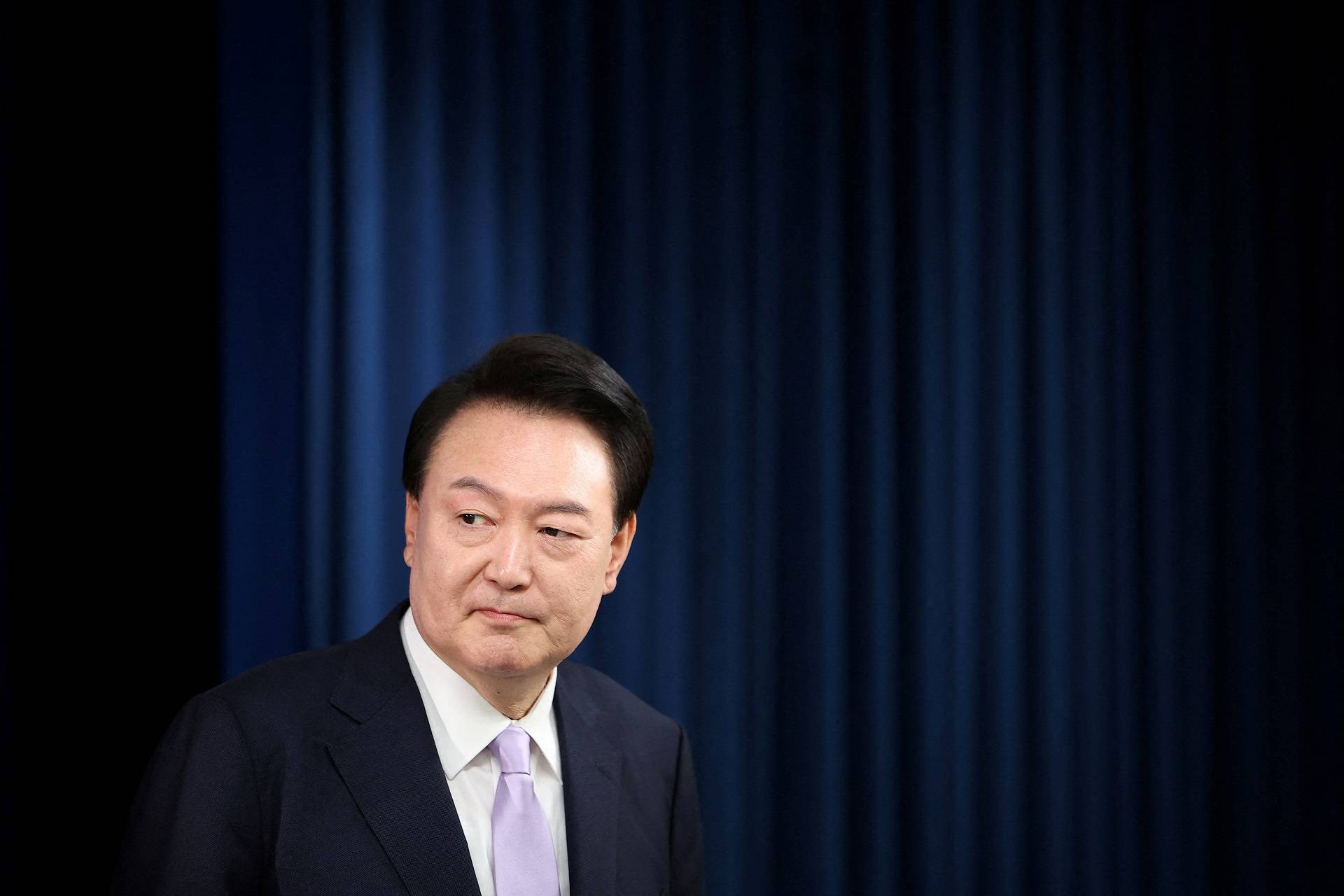 O presidente sul-coreano Yoon Suk Yeol chega para uma entrevista coletiva no Gabinete Presidencial em Seul, Coreia do Sul, em 7 de novembro de 2024. REUTERS/Kim Hong-Ji/Pool/Foto de arquivo