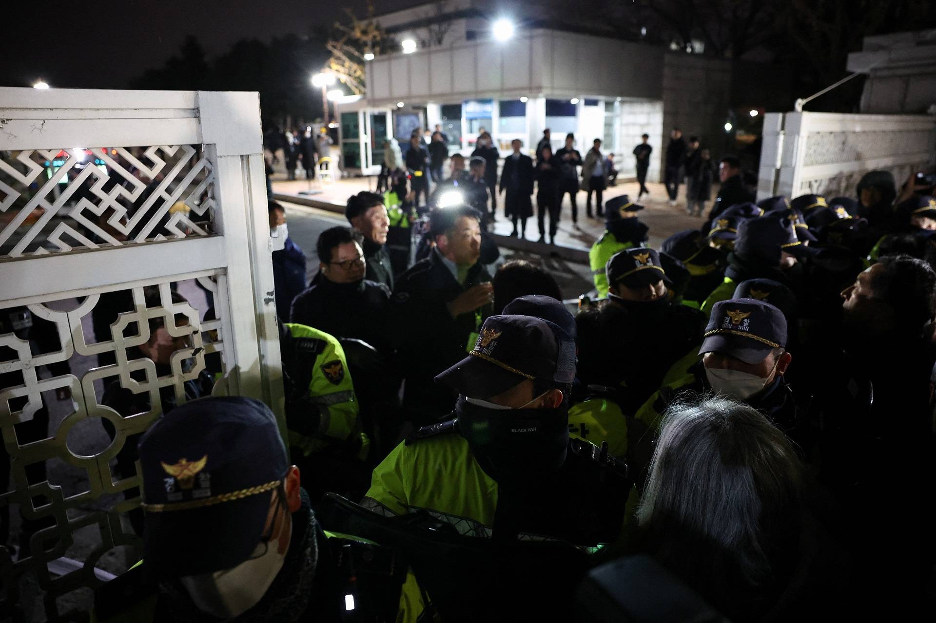 Policiais fecham o portão da Assembleia Nacional, depois que o presidente sul-coreano Yoon Suk Yeol declarou lei marcial, em Seul, Coreia do Sul, 4 de dezembro de 2024. REUTERS/Kim Hong-Ji