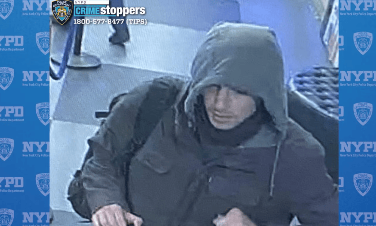 Polícia de Nova York divulgou novas imagens do suspeito de ter matado o CEO da UnitedHealthcare, Brian Thompson (Divulgação/NYPD)