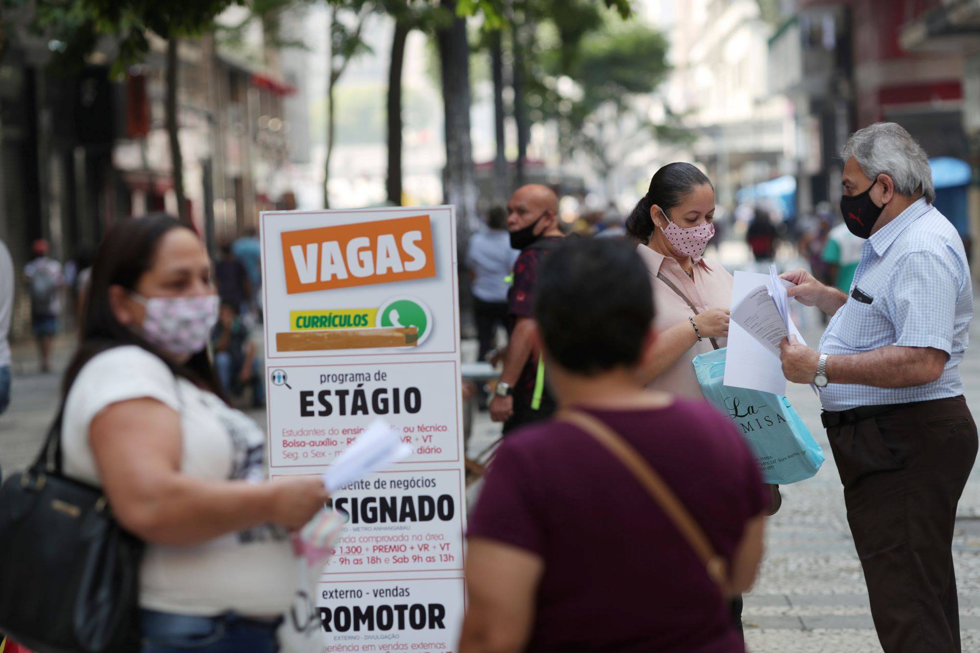 Pessoas procuram emprego no centro de São Paulo (Foto: Amanda Perobelli/Reuters)