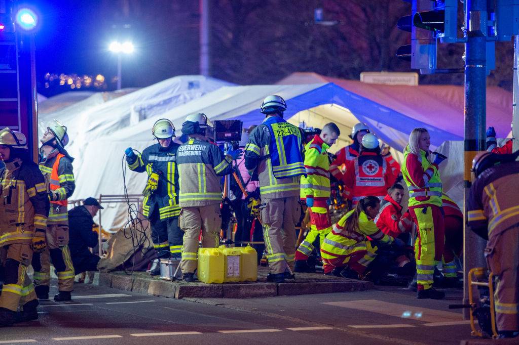 MAGDEBURGO, ALEMANHA - 20 DE DEZEMBRO: Vans da polícia e ambulâncias estão estacionadas ao lado do mercado de Natal anual no centro da cidade, após um possível incidente terrorista em 20 de dezembro de 2024, em Magdeburgo, Alemanha. De acordo com os primeiros relatos, pelo menos uma pessoa está morta e dezenas estão feridas após um carro ter atropelado o movimentado mercado de Natal. A polícia teria prendido o motorista. (Foto por Craig Stennett/Getty Images)

