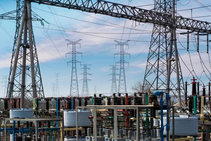 Subestação elétrica de alta tensão com transformadores (iStock / Getty Images Plus)