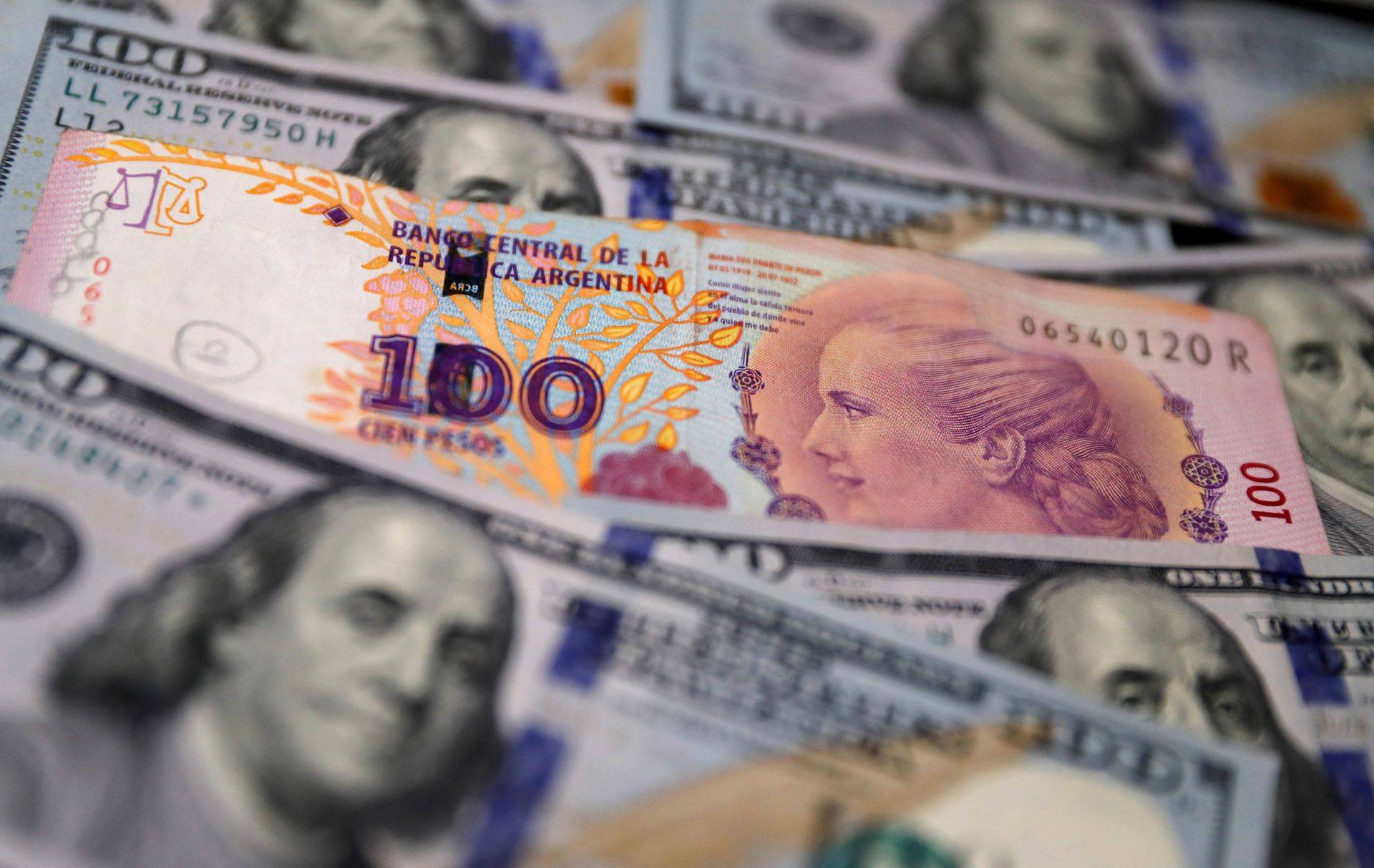 Cédulas de 100 pesos e 100 dólares - 17/10/2022 (Foto: REUTERS/Ilustração/Agustin Marcarian)