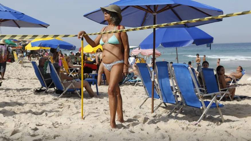 Banhista toma sol em praia (Foto: Fernando Frazão/Agência Brasil)