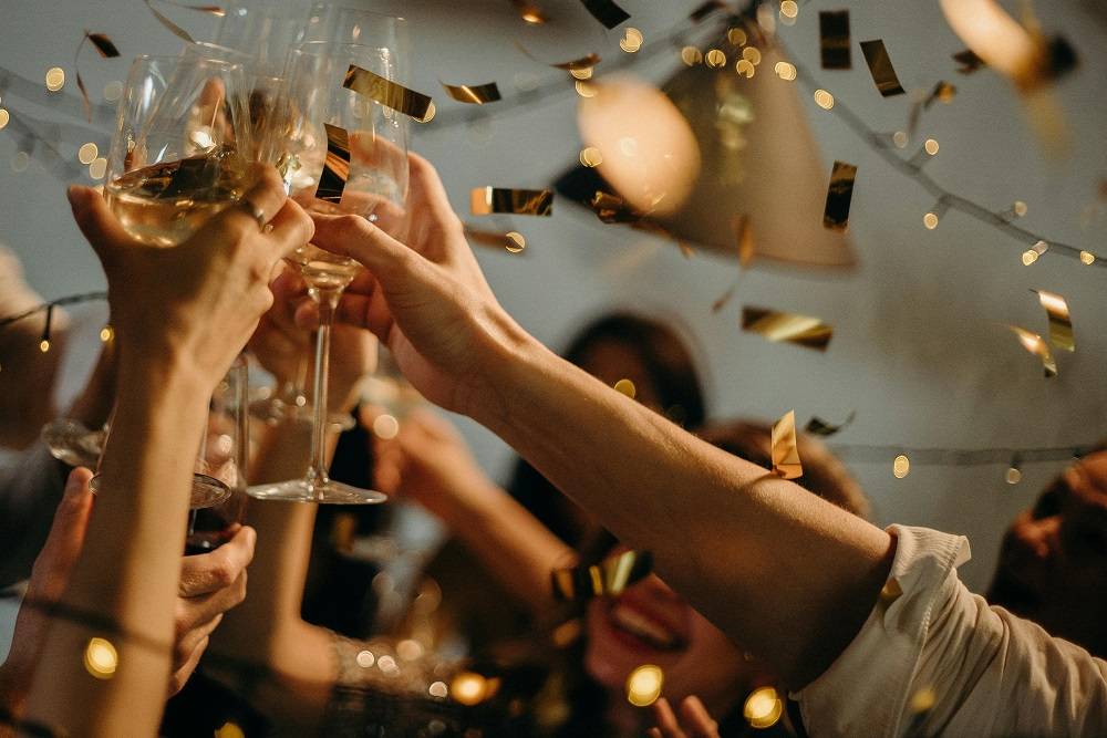 Confraternização de fim de ano (Foto de cottonbro studio/Pexels)