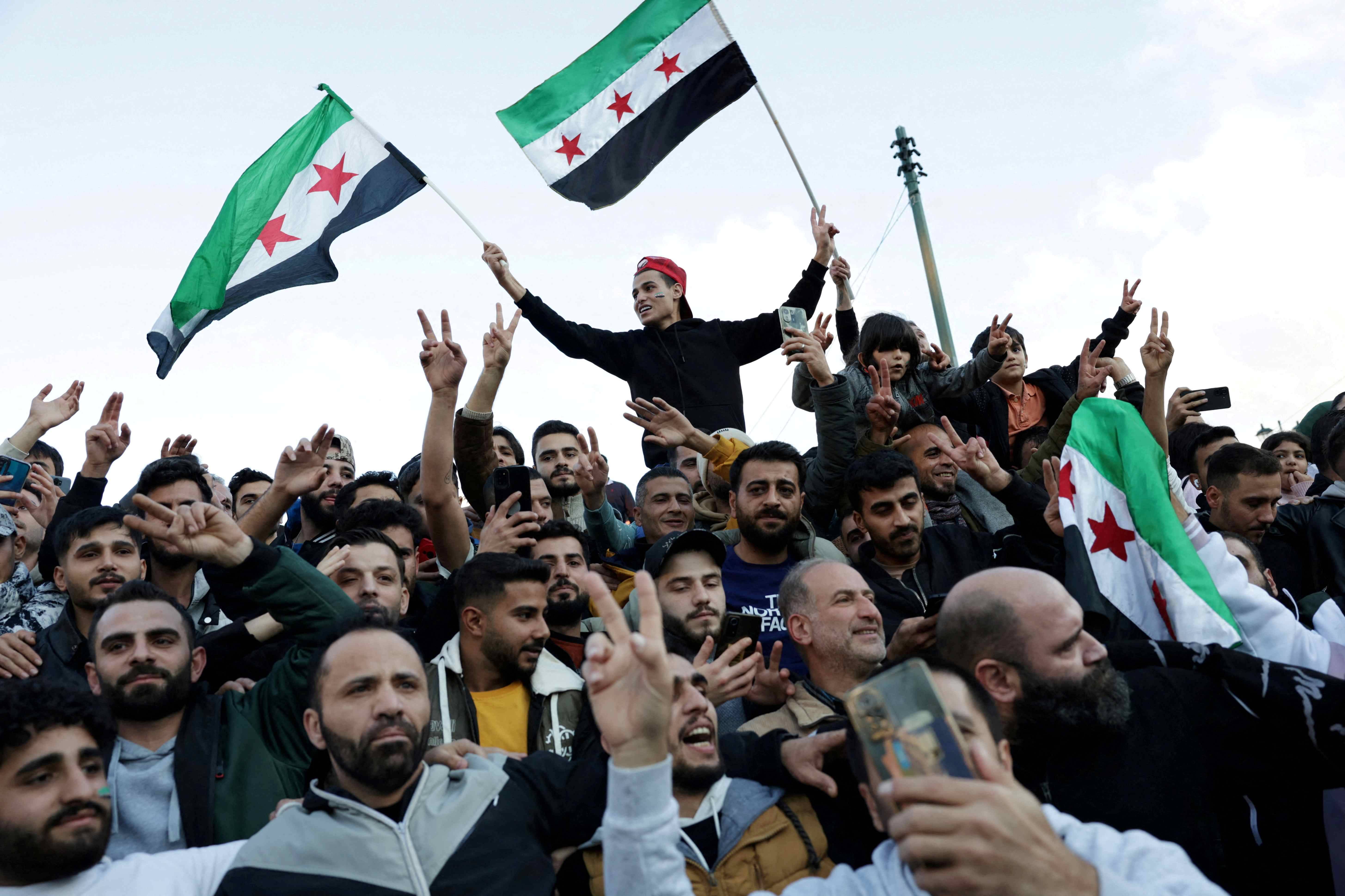 Sírios que vivem na Grécia também se reuniram em Atenas para comemorar, a queda do presidente al-Assad. REUTERS/Louiza Vradi