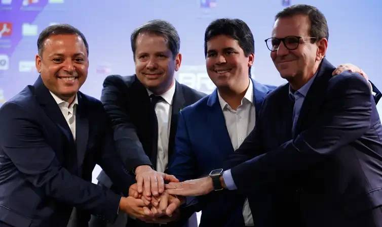 O prefeito de Niterói, Rodrigo Neves, o presidente do COB, Marco Antônio La Porta, o ministro do Esporte, André Fufuca, e o prefeito do Rio, Eduardo Paes, na aprovação da candidatura das duas cidades aos Jogos Pan-Americanos de 2031 - Fernando Frazão/Agência Brasil