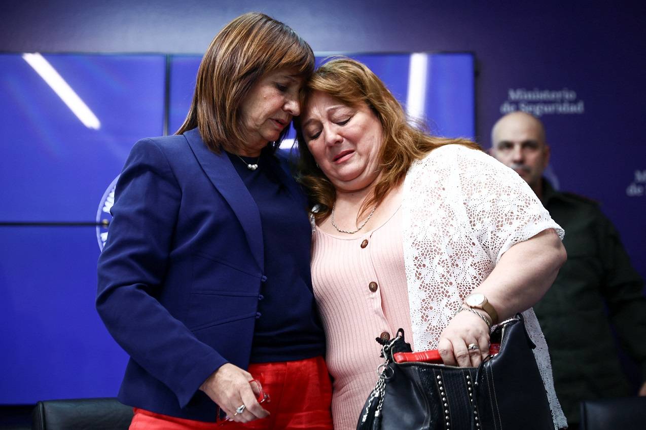 Ministra da Segurança da Argentina, Patricia Bullrich, abraça Griselda Heredia, mãe de Nahuel Gallo (REUTERS/Tomas Cuesta)