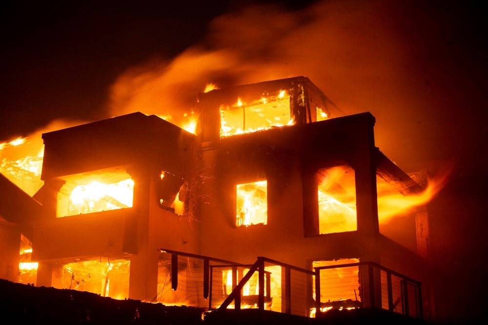 Chamas consomem estrutura em meio a incêndios gigantescos em Los Angeles
08/01/2025 REUTERS/Ringo Chiu