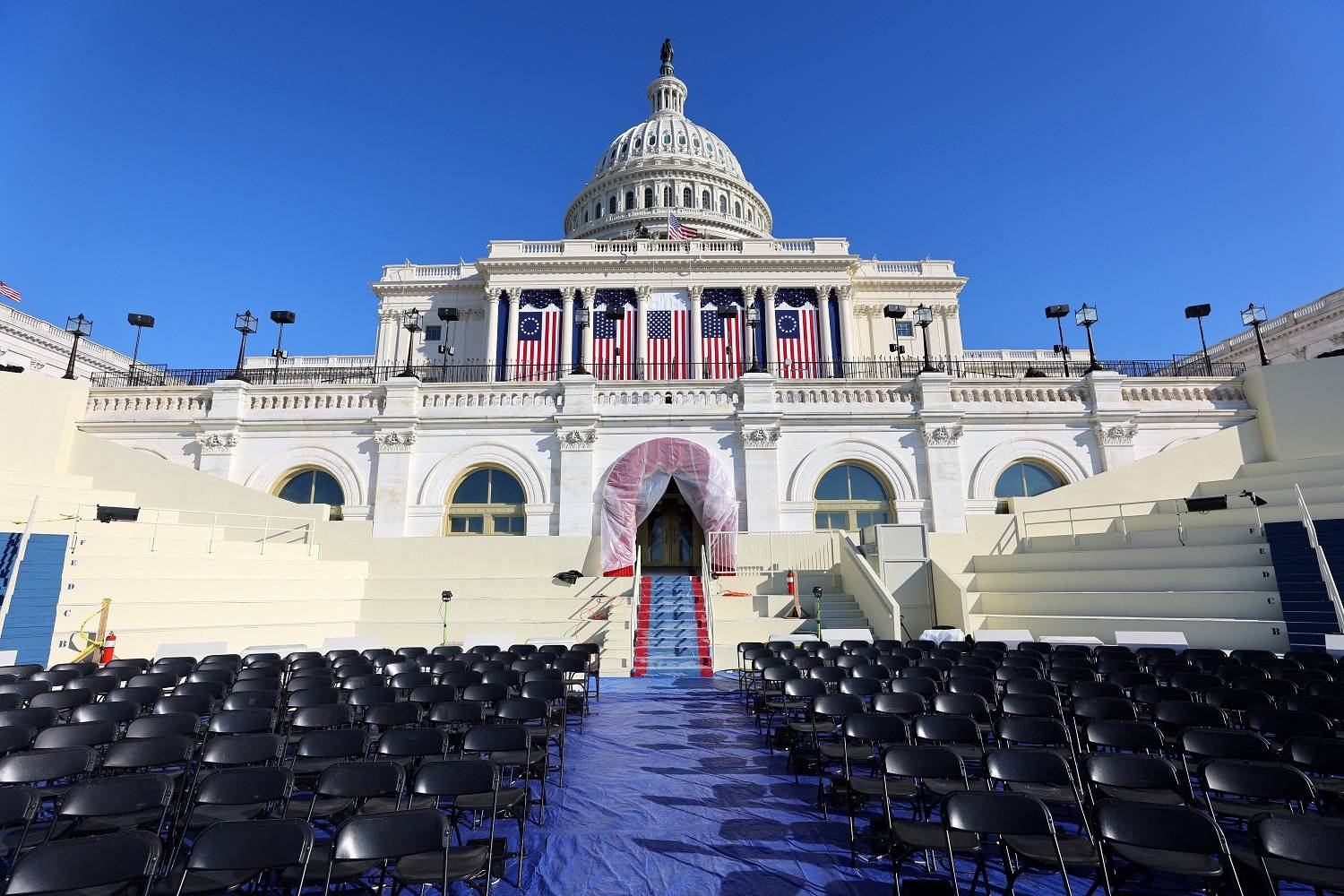 Prédio do Capitólio, sede do Congresso dos EUA, preparado para posse do presidente eleito Donald Trump
15/01/2025 REUTERS/Fabrizio Bensch