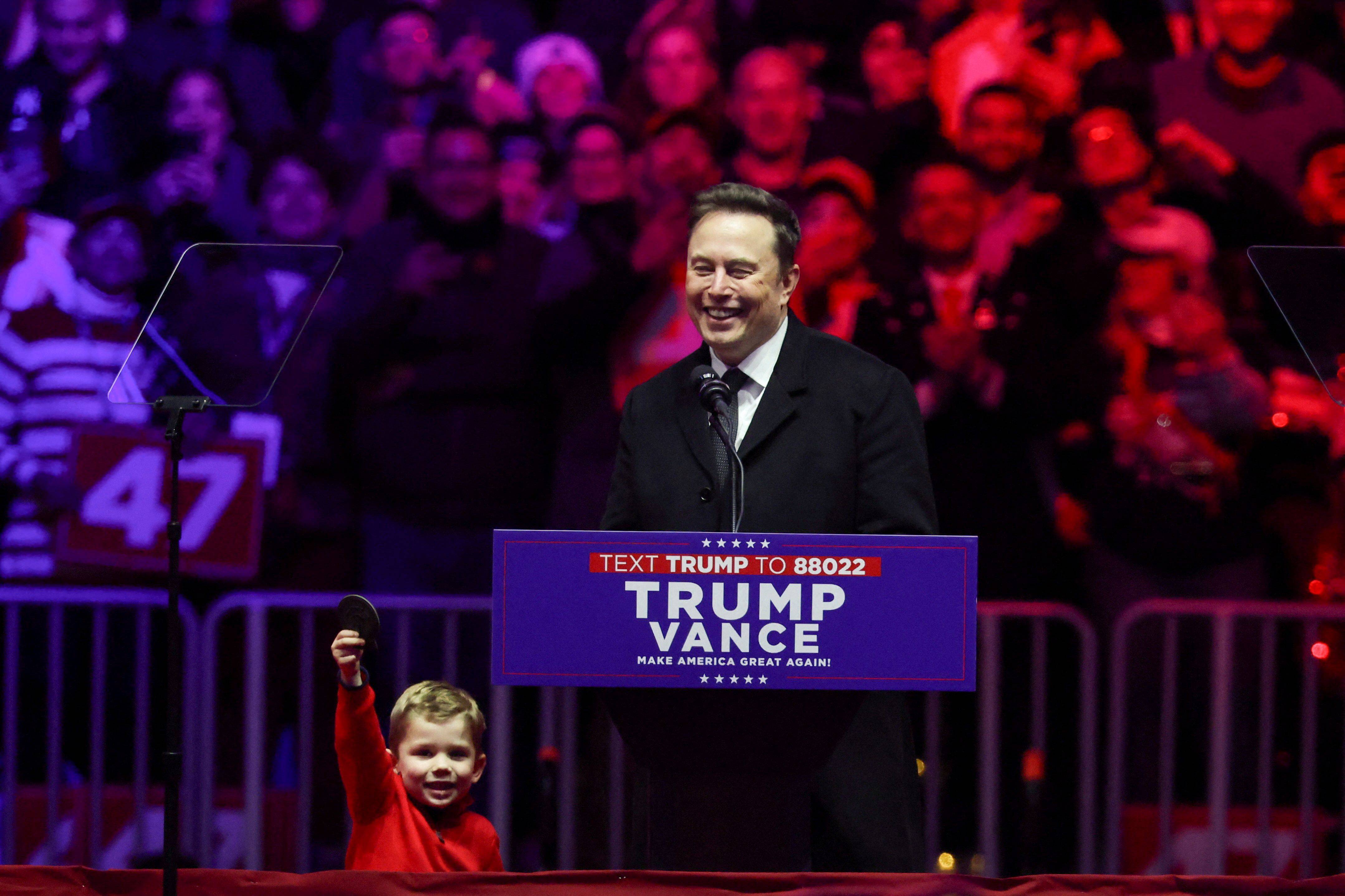 O CEO da Tesla e proprietário do X, Elon Musk, reage ao lado de seu filho durante um comício para o presidente eleito dos EUA, Donald Trump, no dia anterior à posse de Trump para um segundo mandato, em Washington, EUA, em 19 de janeiro de 2025. REUTERS/Evelyn Hockstein







