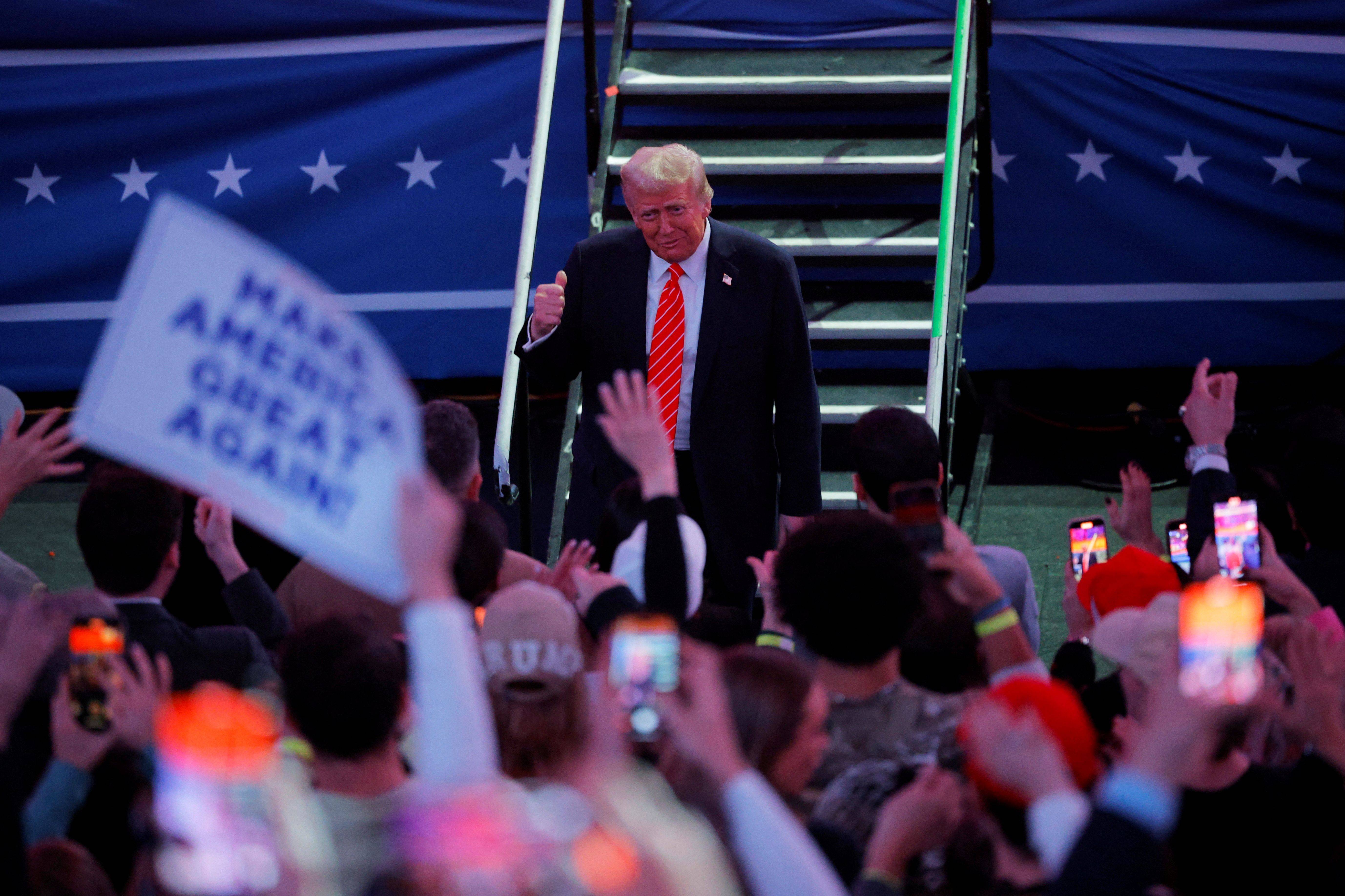 O presidente eleito dos EUA, Donald Trump, gesticula durante um comício no dia anterior à sua posse para um segundo mandato, em Washington, EUA, em 19 de janeiro de 2025. REUTERS/Brian Snyder







