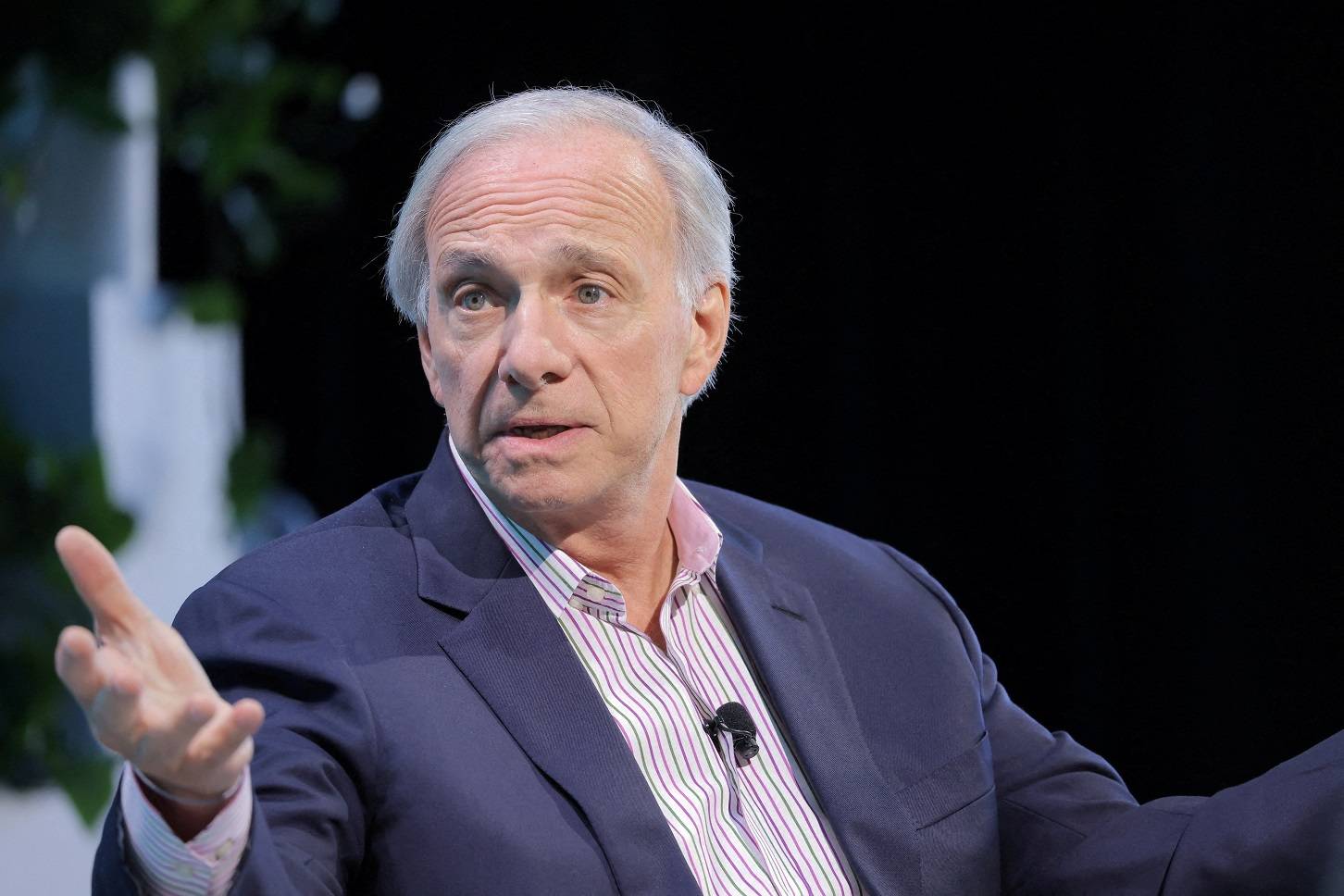 Ray Dalio, fundador da Bridgewater Associates, fala  em Nova York - 22/05/2025 (Foto: REUTERS/Andrew Kelly)