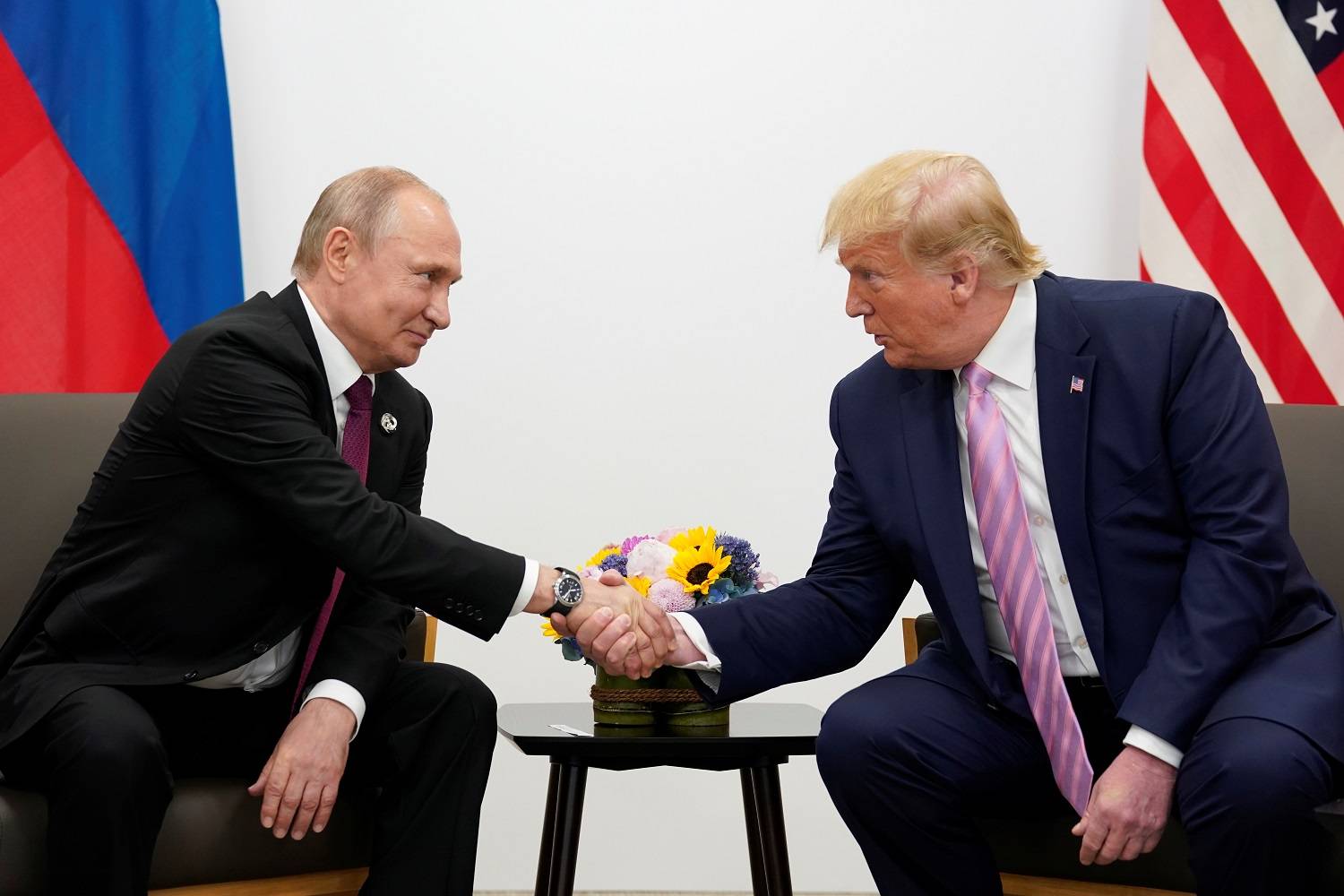 Vladimir Putin e Donald Trump em Osaka
 28/6/2019   REUTERS/Kevin Lamarque