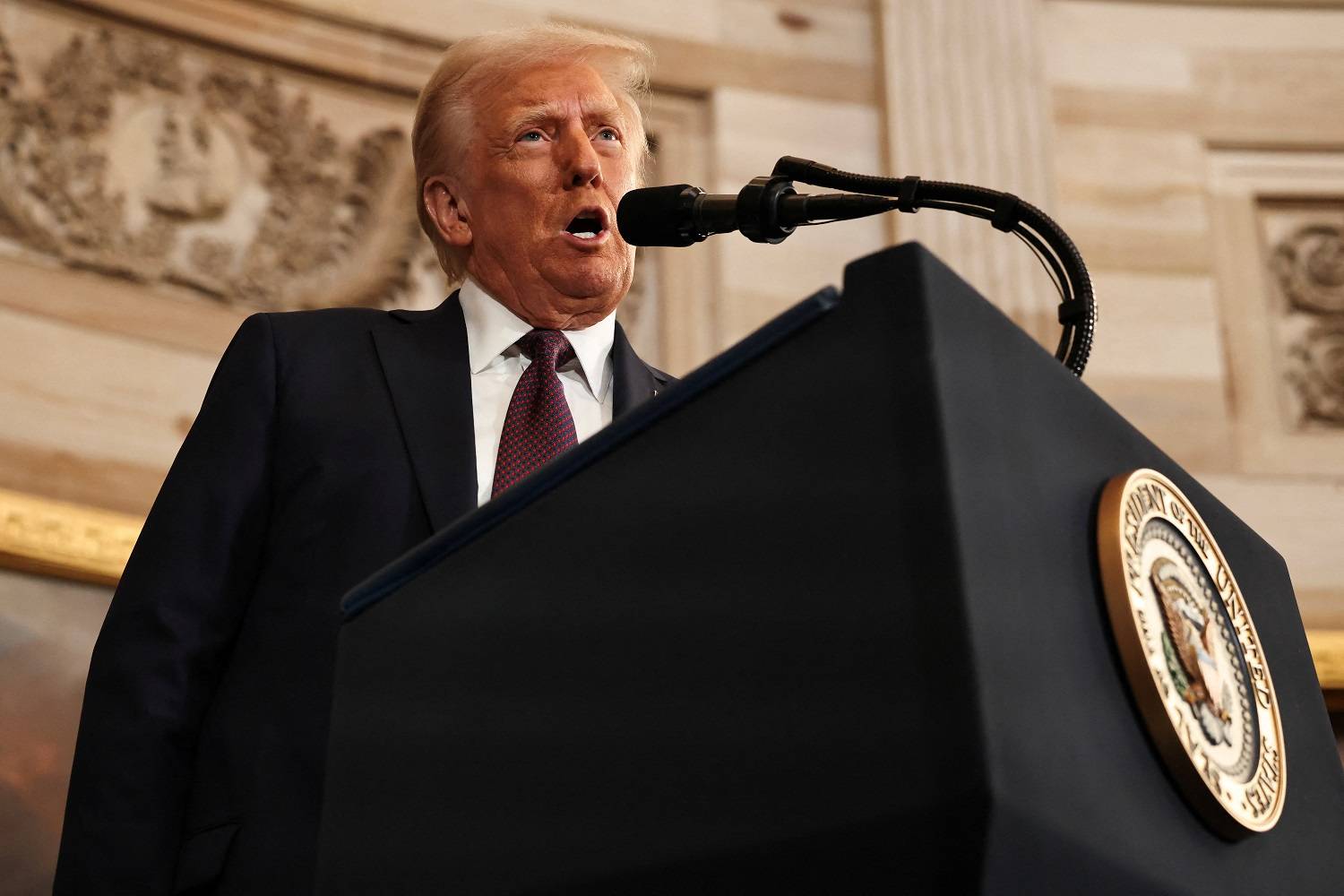 O presidente dos EUA, Donald Trump, fala durante as cerimônias de posse no Salão Principal do Capitólio dos EUA em 20 de janeiro de 2025, em Washington, DC. Donald Trump assume o cargo para seu segundo mandato como o 47º presidente dos Estados Unidos. Chip Somodevilla/Pool via REUTERS.