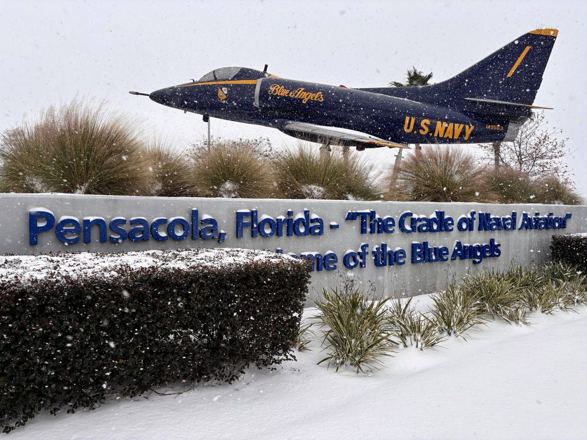 A neve cai ao redor de um jato da equipe de acrobacias Blue Angels da Marinha dos EUA, que está desativado, em Pensacola, Flórida, em 21 de janeiro de 2025. A imagem foi capturada por Tony Giberson, da USA Today Network, e fornecida via REUTERS.

