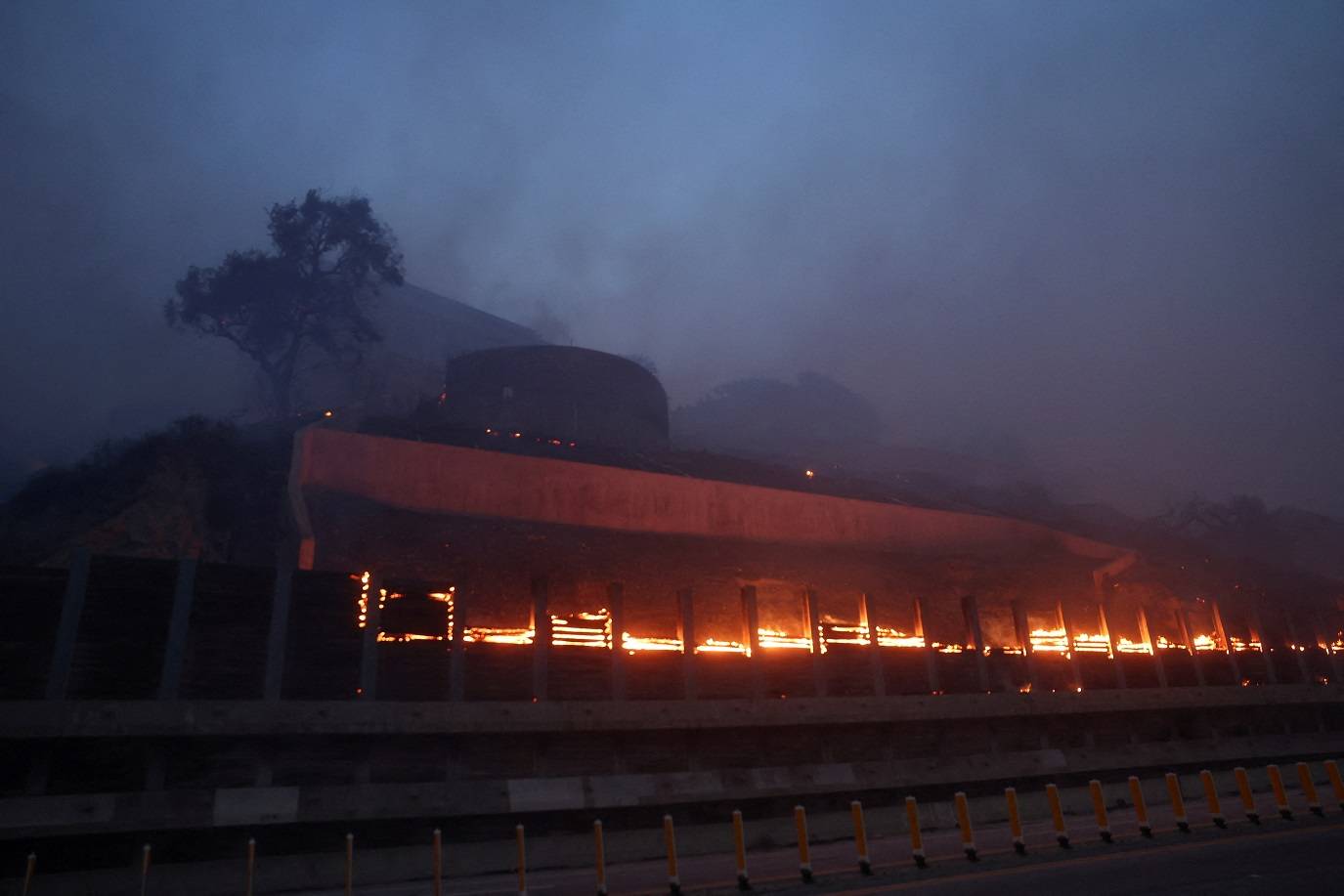 Fogo queima a Getty Villa durante incêndio florestal no bairro de Pacific Palisades, no oeste de Los Angeles, Califórnia
07/01/2025
REUTERS/Mike Blake