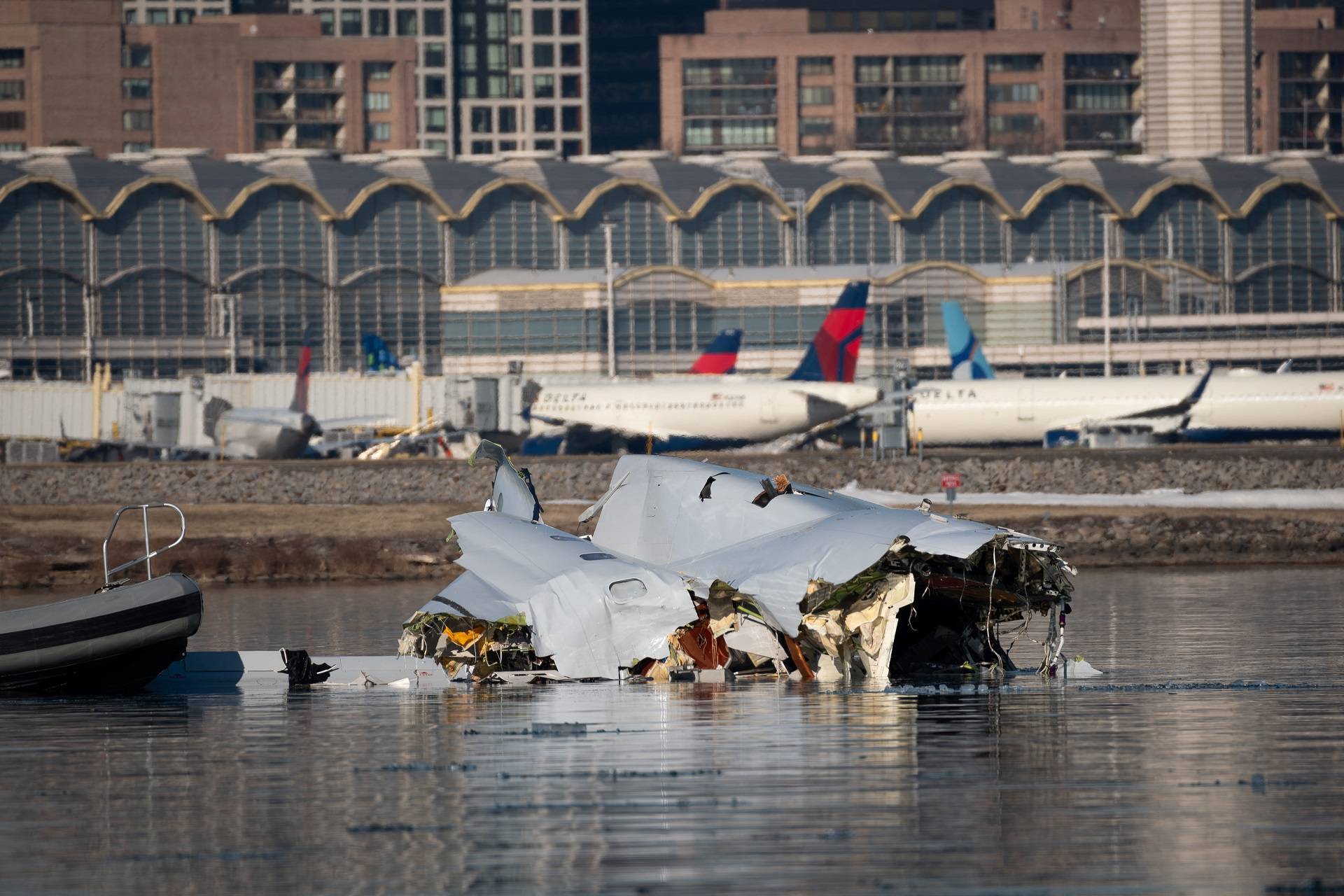 Vista dos destroços enquanto a Guarda Costeira, agências locais, estaduais e federais respondem após a colisão do voo 5342 da American Eagle e um helicóptero Black Hawk que caiu no Rio Potomac, perto do Aeroporto Nacional Reagan Washington em Washington D.C., EUA, 30 de janeiro de 2025. Guarda Costeira dos EUA/Suboficial de Primeira Classe Brandon Giles/Divulgação via REUTERS