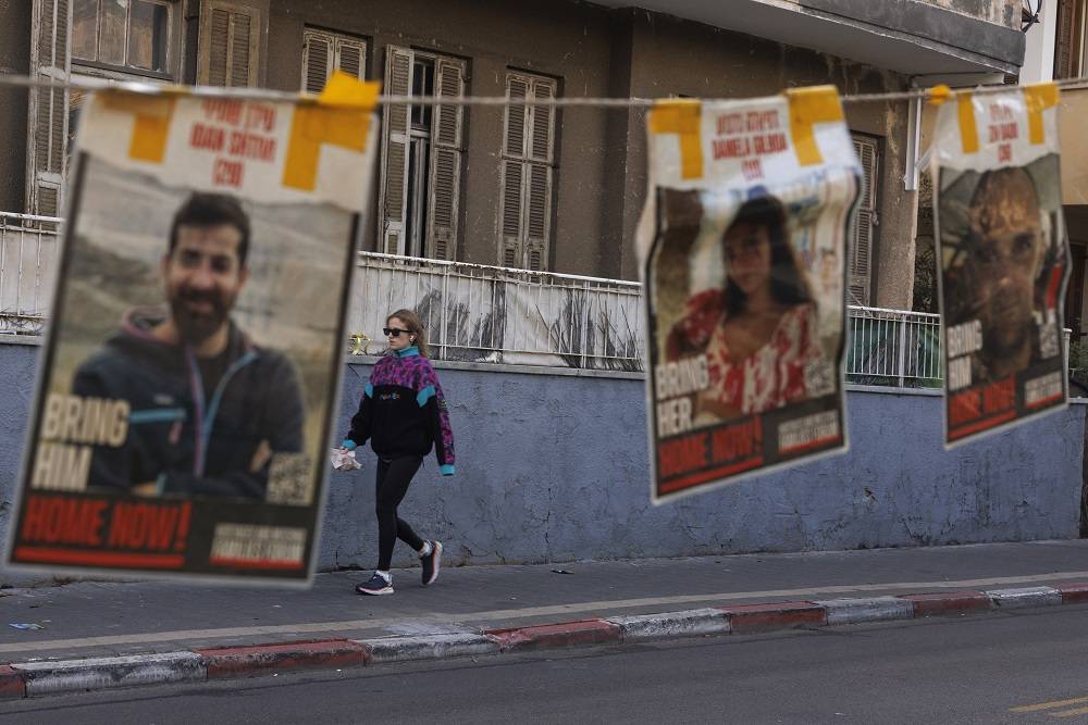 Cartazes de reféns israelenses mantidos em Gaza em Tel Aviv, Israel, no domingo, 12 de janeiro de 2025. A economia de Israel foi impactada desde que o conflito começou com o ataque do Hamas em outubro de 2023, e o produto interno bruto cresceu lentamente em relação à maioria das outras nações desenvolvidas no ano passado. Fotógrafo: Kobi Wolf/Bloomberg