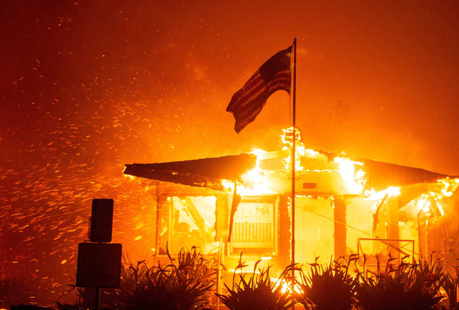 Incêndio em Palisades durante uma tempestade de vento no lado oeste de Los Angeles (REUTERS/Ringo Chiu TPX IMAGES OF THE DAY)