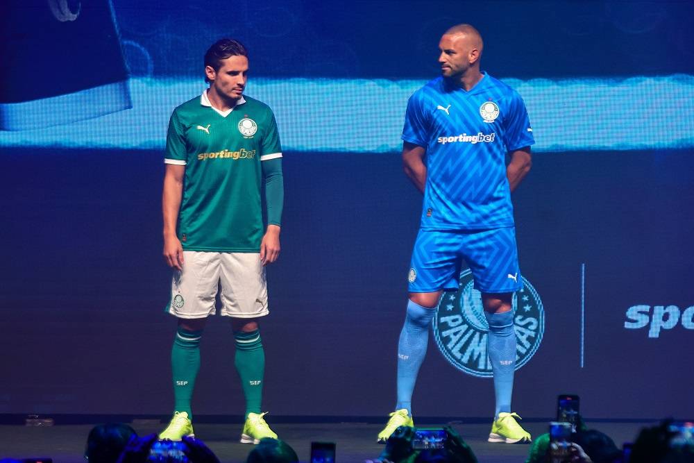 Raphael Veiga e Weverton, durante a apresentação do Palmeiras de seu novo patrocinador master (YURI MURAKAMI/FOTOARENA/FOTOARENA/ESTADÃO CONTEÚDO)