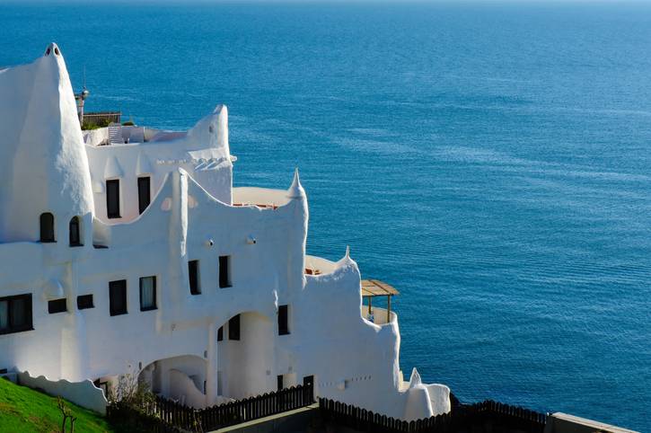 O resort Casapueblo localizado em Punta Ballena, Uruguai, construído pelo famoso artista uruguaio Carlos Paez Vilaró (iStock / Getty Images Plus)

