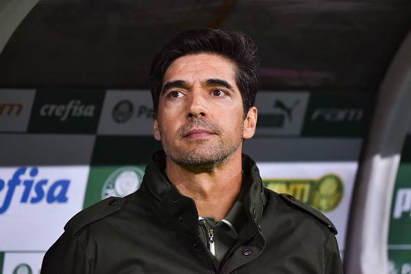  O técnico Abel Ferreira, do Palmeiras, observa antes da partida entre Palmeiras e Grêmio no Allianz Parque em 8 de novembro de 2024, em São Paulo, Brasil. (Foto de Riquelve Nata/Eurasia Sport Images/Getty Images)