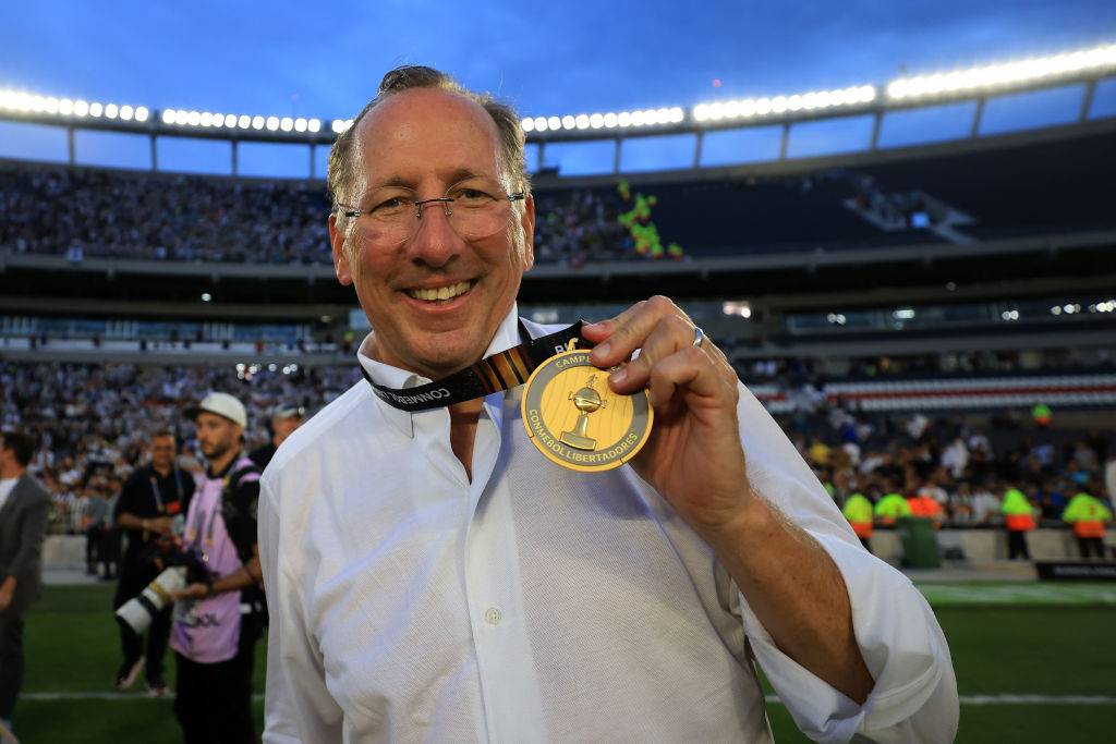 John Textor, proprietário do Botafogo, celebra com a medalha de vencedor após a Final da Copa CONMEBOL Libertadores 2024 entre Atlético Mineiro e Botafogo no Estádio Más Monumental em 30 de novembro de 2024, em Buenos Aires, Argentina. (Foto de Buda Mendes/Getty Images)
