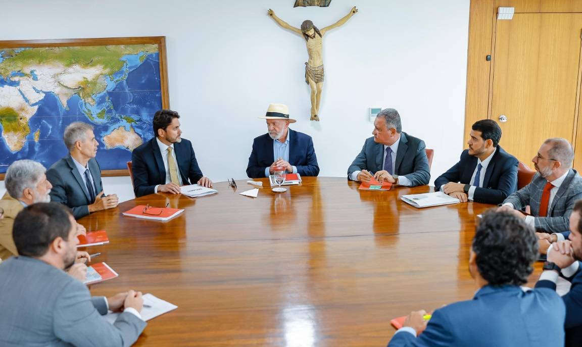 O presidente Luiz Inácio Lula da Silva (PT) em reunião com integrantes do governo (Foto: Ricardo Stuckert/PR)