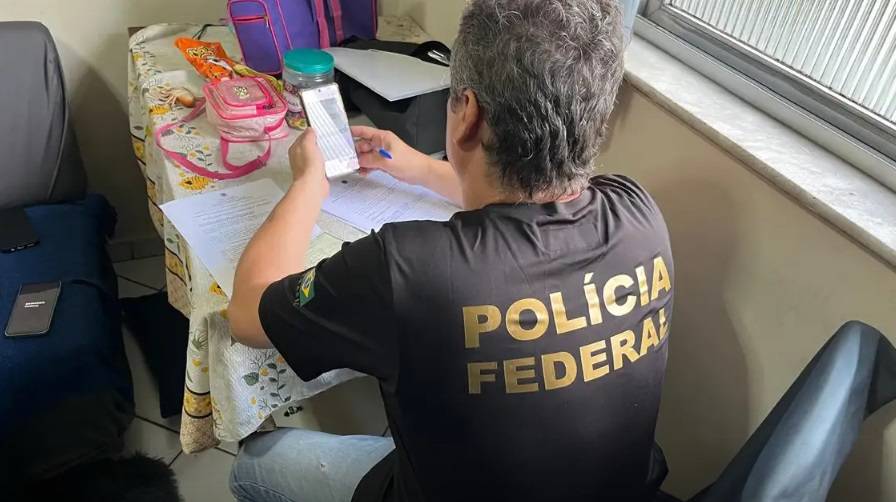 Agente da Polícia Federal (PF) durante operação (Foto: Divulgação/PF)
