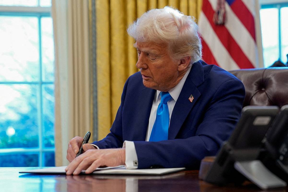 FOTO ARQUIVO: O presidente dos EUA, Donald Trump, assina um documento no Salão Oval da Casa Branca em Washington, EUA, em 4 de fevereiro de 2025. REUTERS/Elizabeth Frantz/Foto de Arquivo

