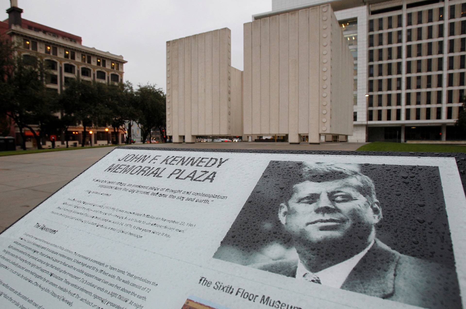 John F. Kennedy Memorial Plaza em Dallas
 22/11/2013    REUTERS/Mike Stone