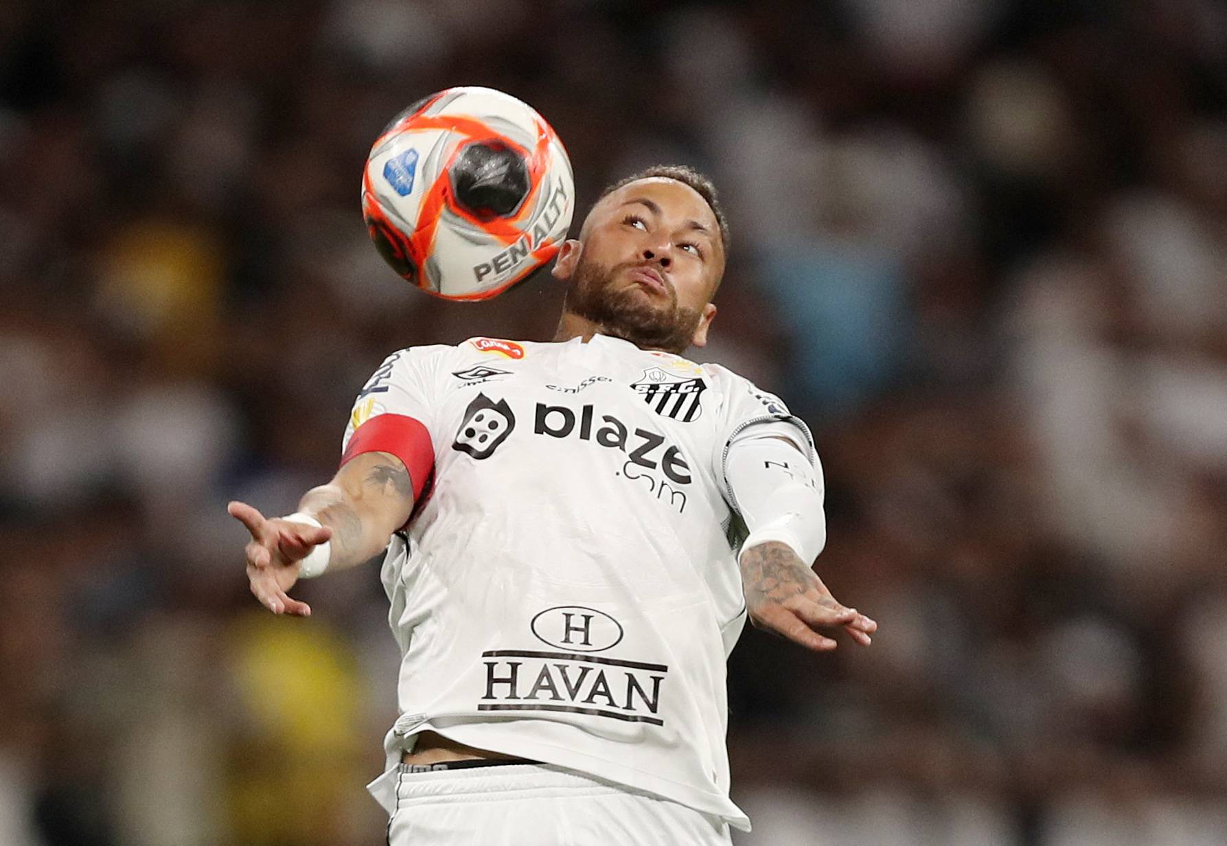 Futebol - Campeonato Paulista - Corinthians x Santos - Arena Neo Química, São Paulo, Brasil - 12 de fevereiro de 2025. Neymar, do Santos, em ação. REUTERS/Carla Carniel.

