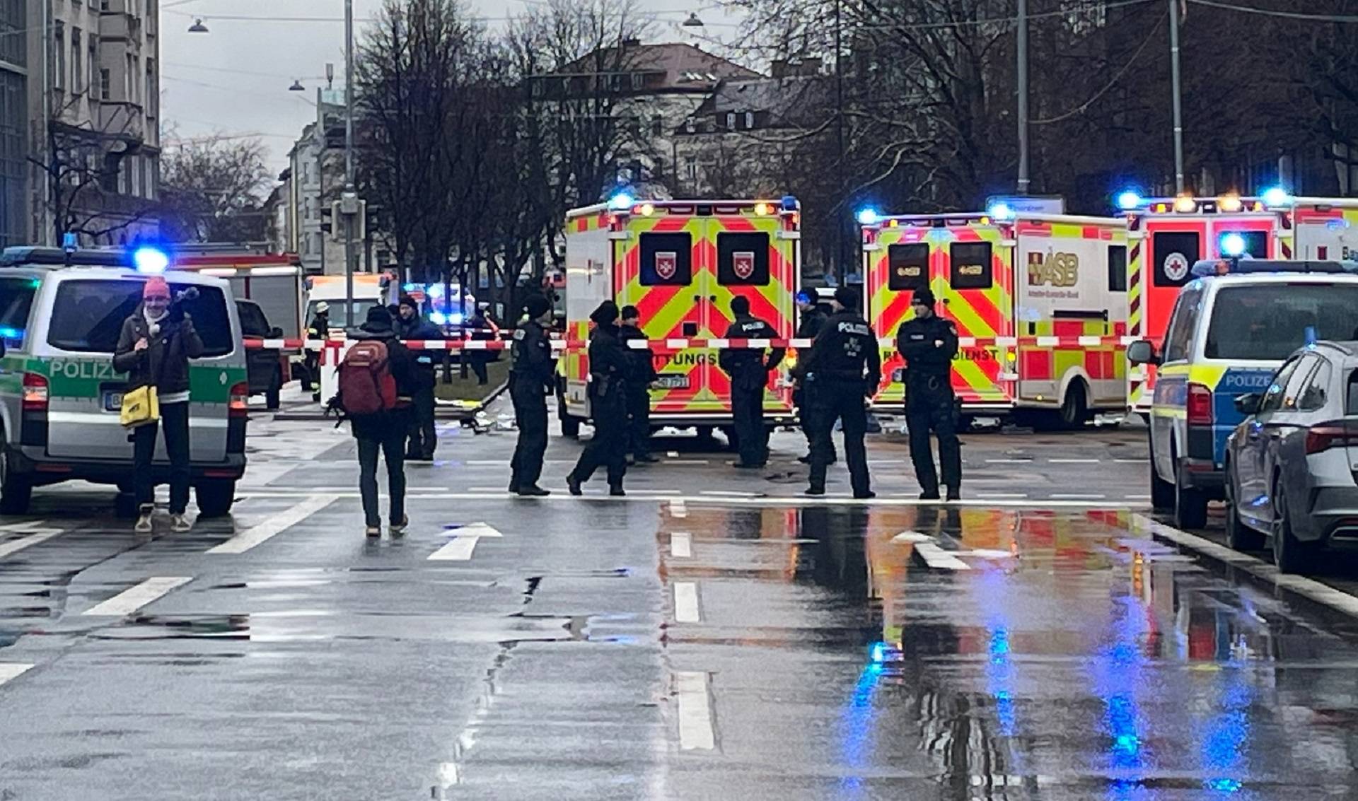 A polícia protege a área depois que um carro atropelou uma multidão em Munique, Alemanha, em 13 de fevereiro de 2025, ferindo várias pessoas. REUTERS/Anja Guder